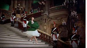 Audrey Hepburn dans les escaliers de l'Opéra, extrait de Funny Face, Paramount, tous droits réservés.